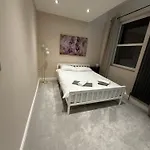 Stylish 1 Bed Flat In Fulham