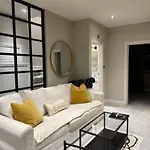 Stylish 1 Bed Flat In Fulham
